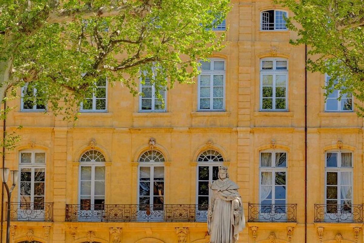 una statua davanti a un edificio giallo