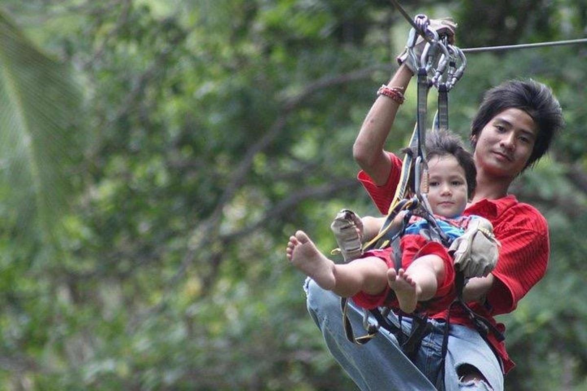 un uomo e un bambino su una teleferica