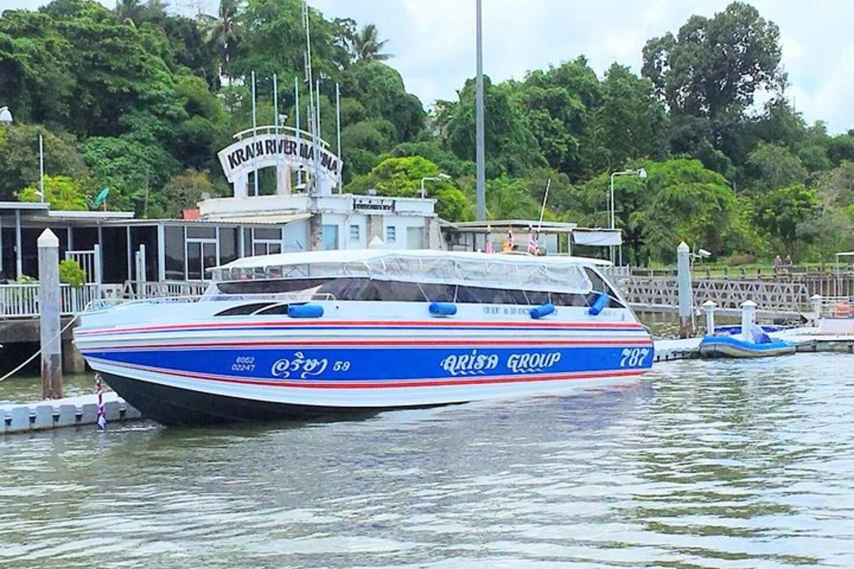 bot biru dan putih duduk di dalam air