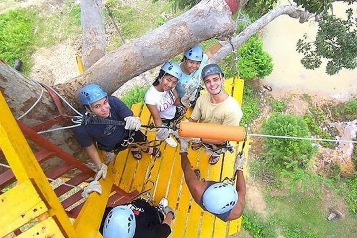 un grup de persones en una tirolina