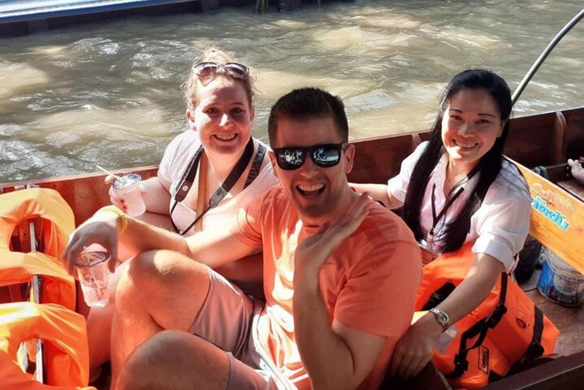 een groep mensen die in een boot in het water zitten