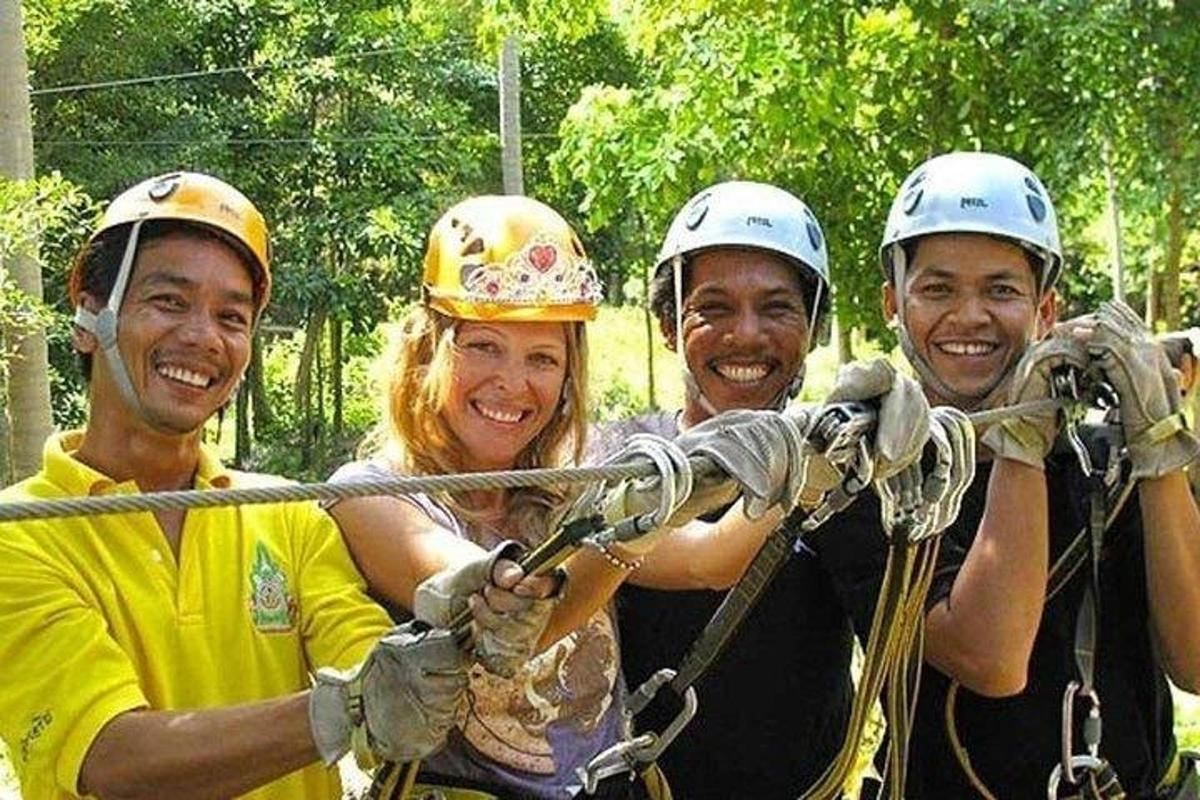 un gruppo di quattro persone su una teleferica