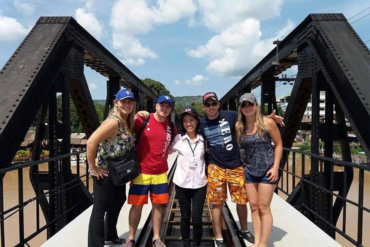 un gruppo di persone in piedi su un ponte