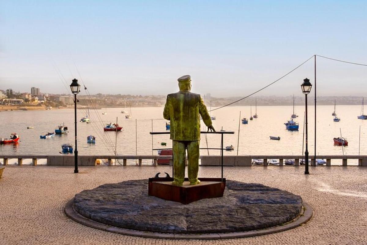 una statua di un uomo in piedi accanto a uno specchio d'acqua