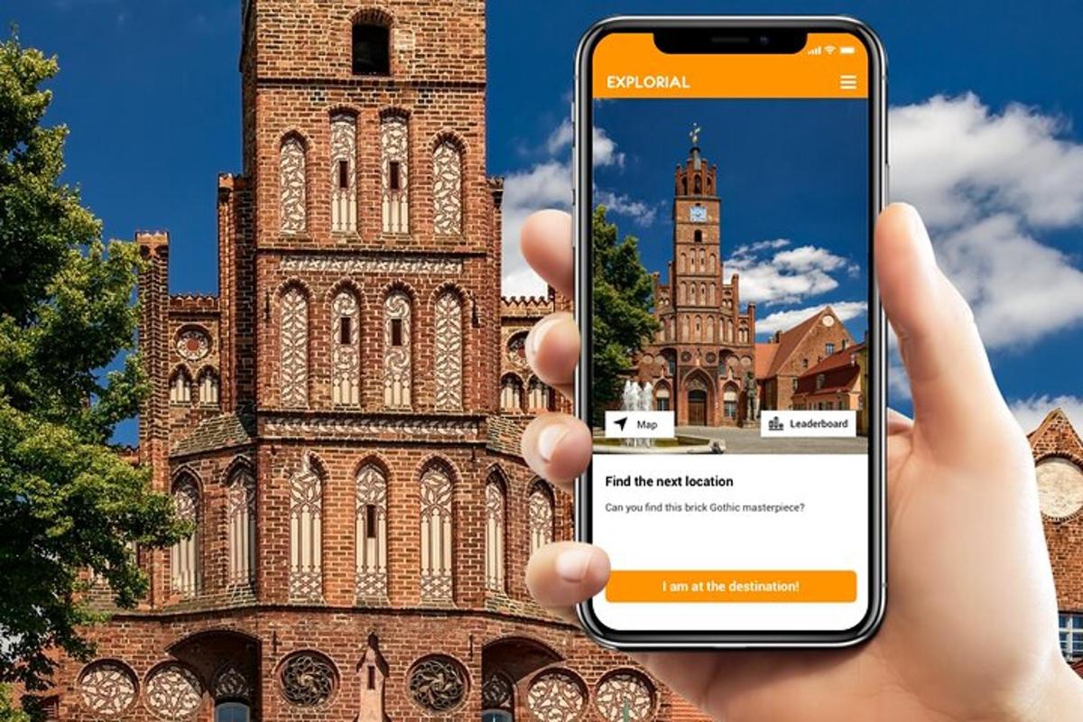 Una persona sosteniendo un teléfono celular frente a una iglesia.