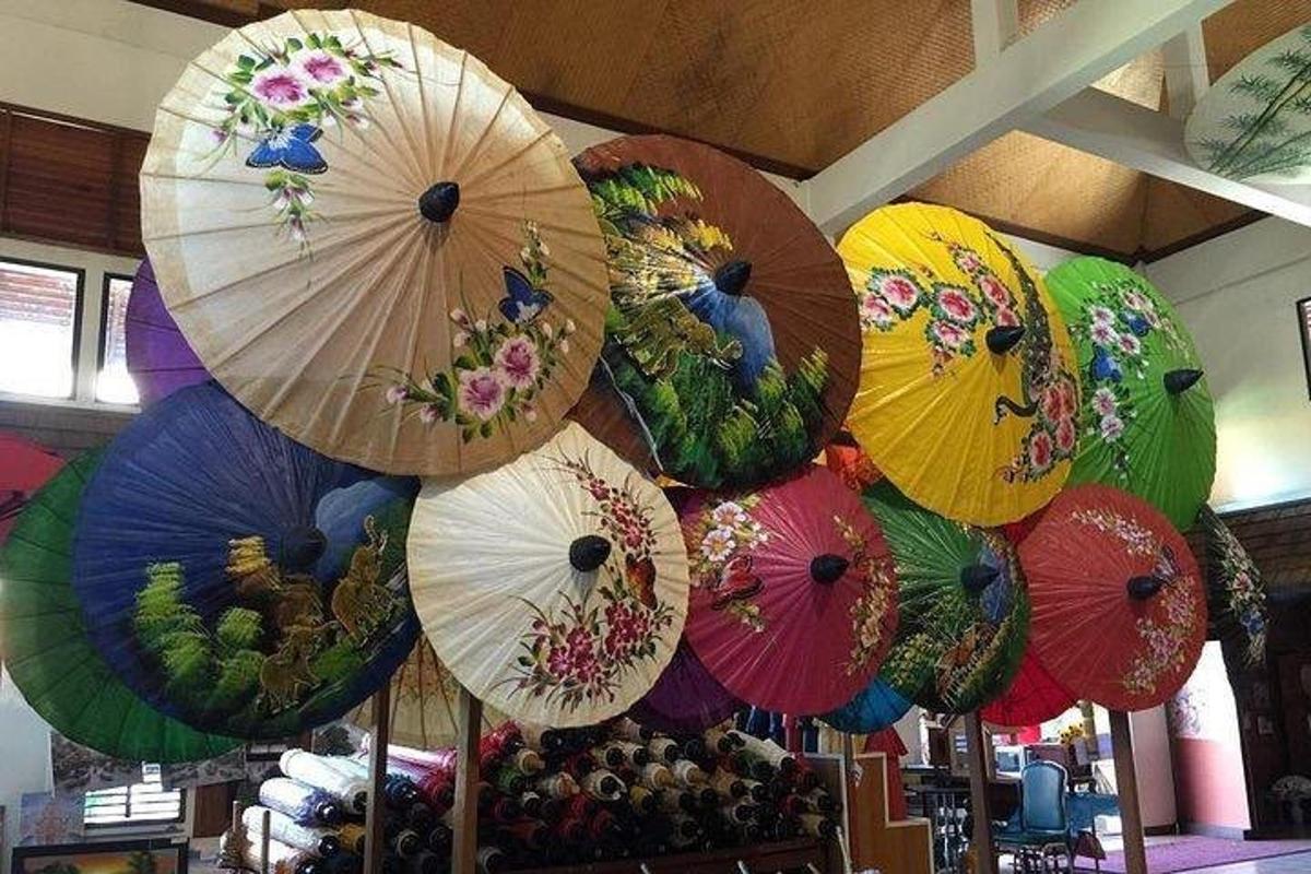 ร่มหลากสีสันแขวนอยู่ในร้าน