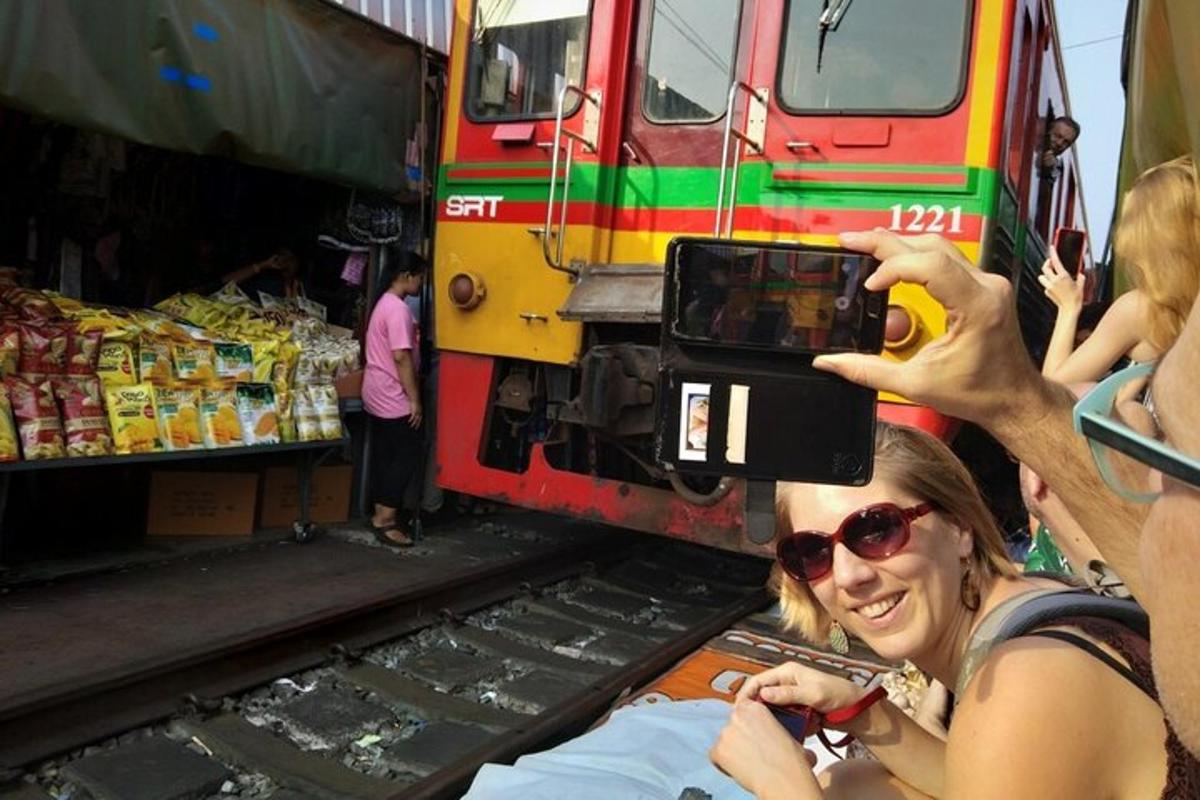 een persoon die een foto maakt van een vrouw voor een trein