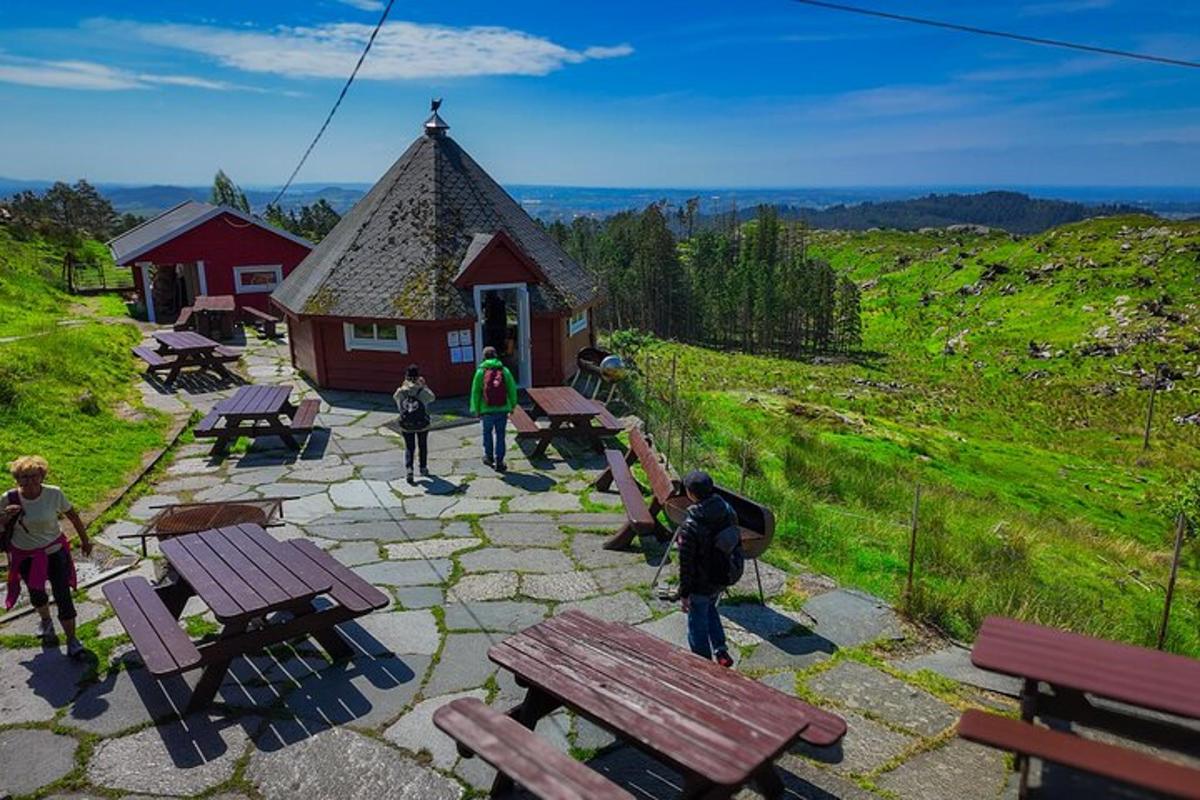 hópur fólks stendur í kringum byggingu með lautarborðum