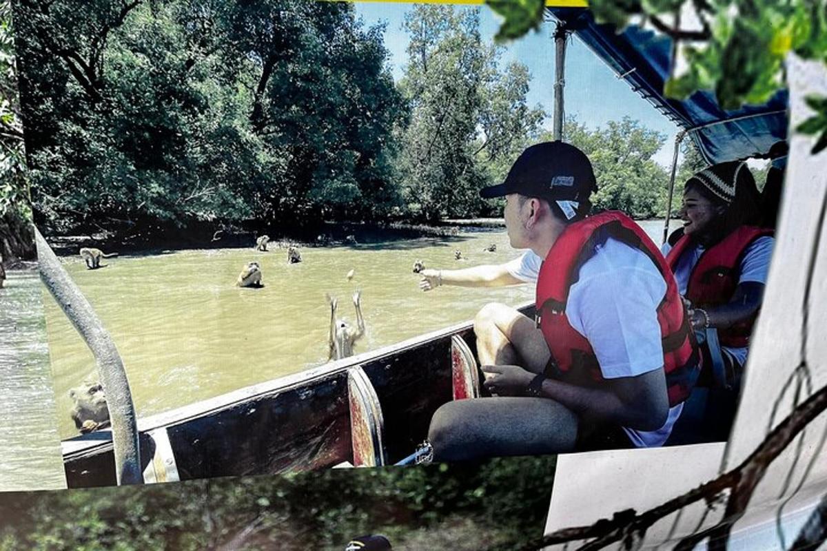 een groep mensen die in een boot op een rivier varen