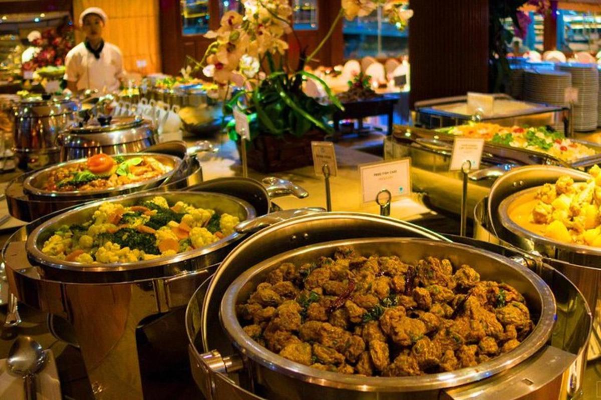 une ligne de buffet avec de nombreux types de nourriture différents