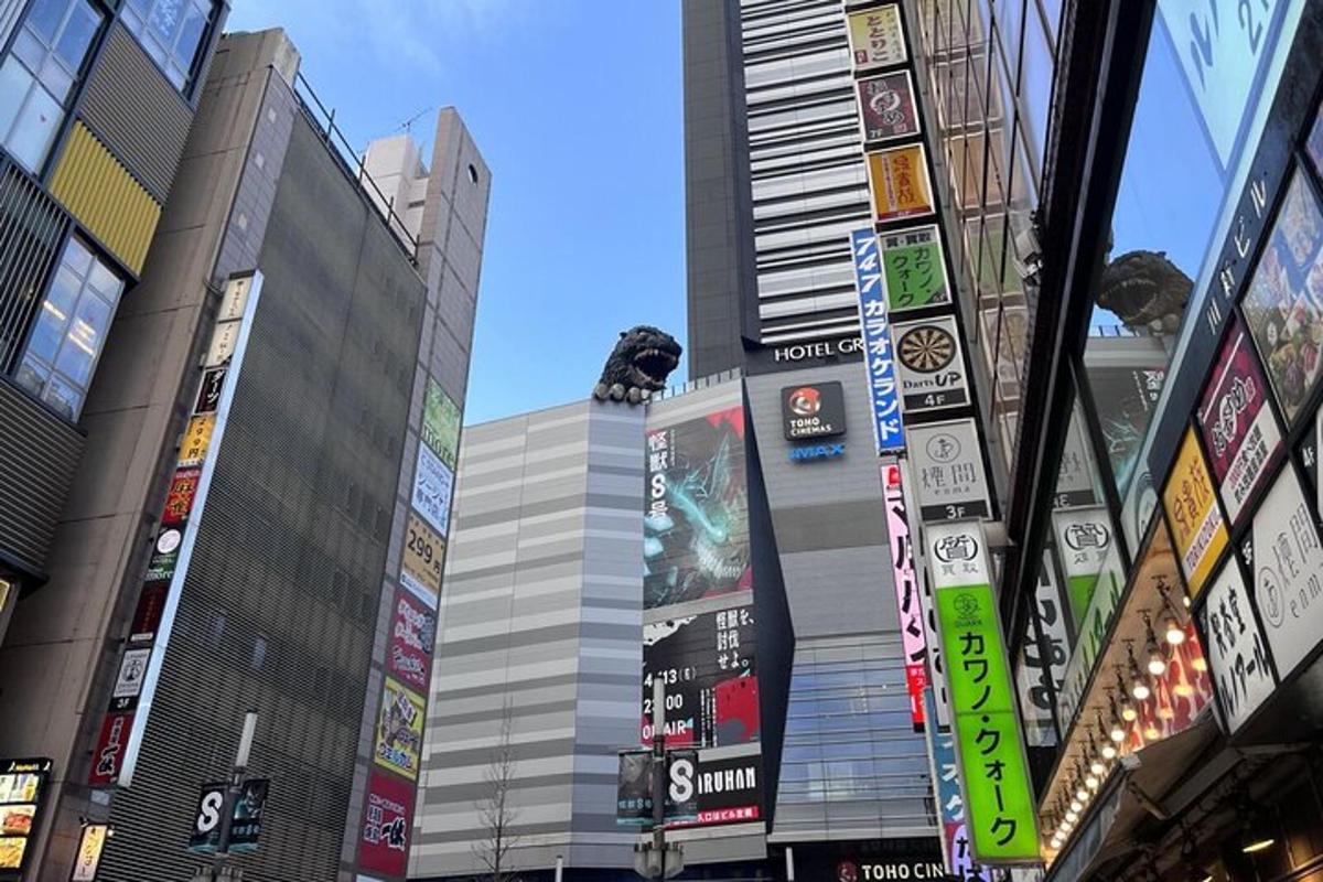 un grupo de edificios altos en una ciudad