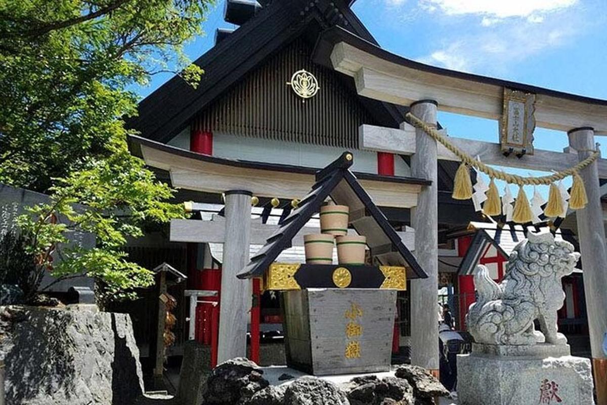 un tempio giapponese con una statua di fronte