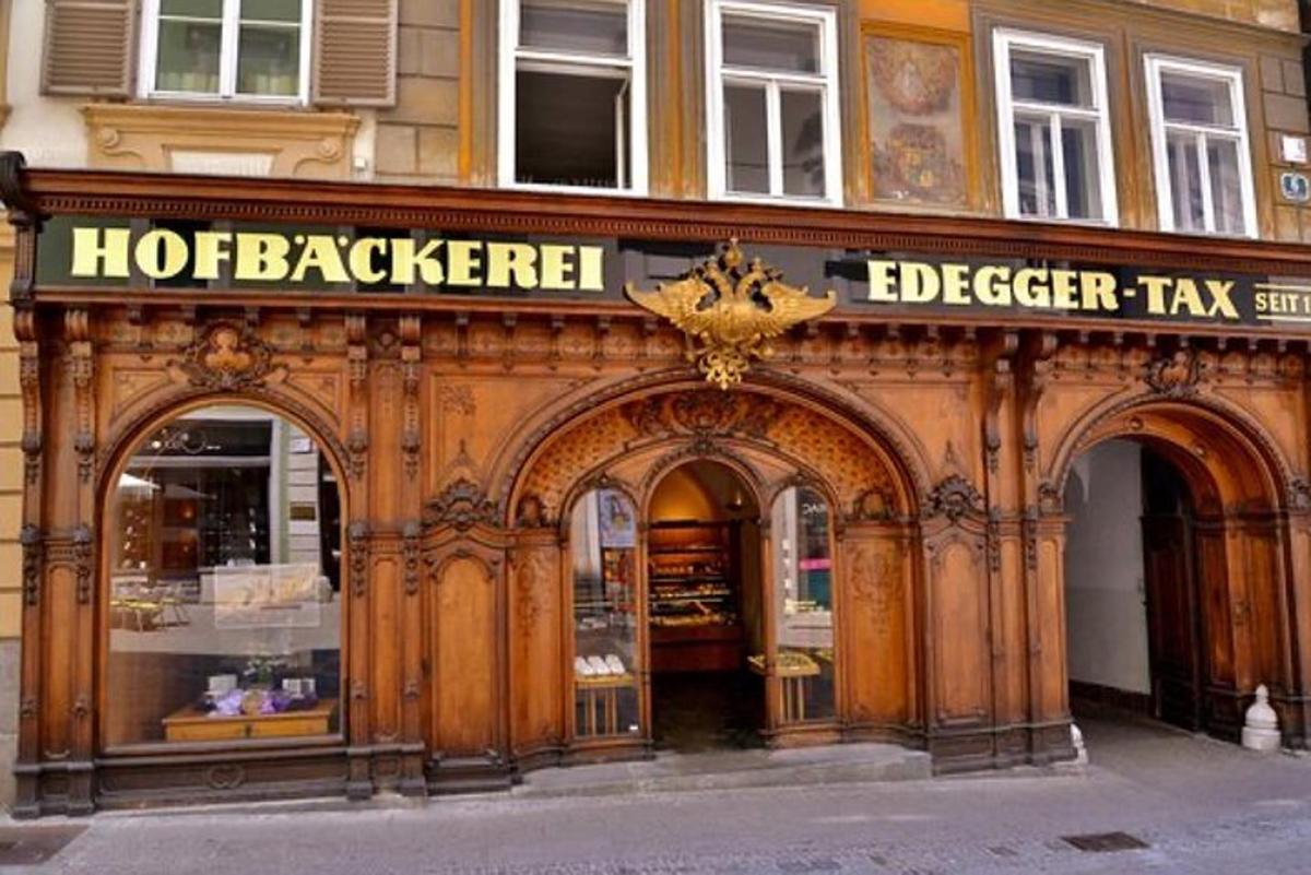 průčelí budovy s cedulí daně Hofer