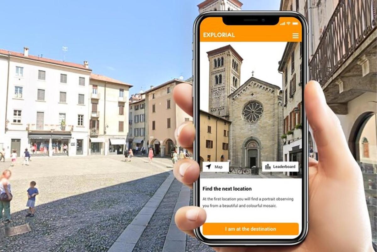 oseba, ki drži mobilni telefon, da bi fotografirala cerkev