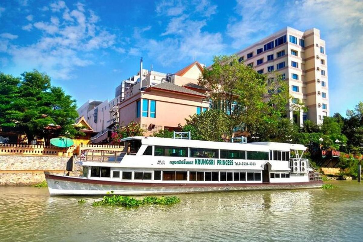 um barco em um rio em frente a um prédio