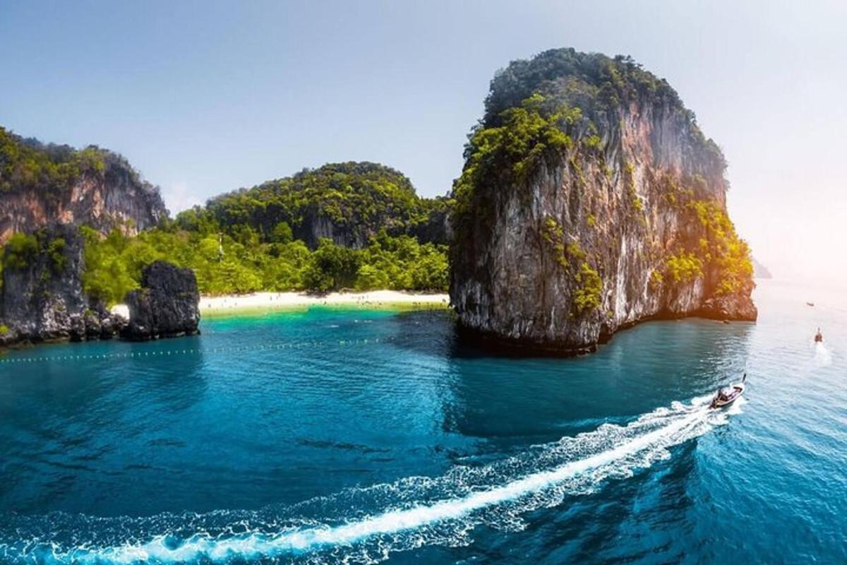 bot di dalam air berhampiran sebuah pulau kecil