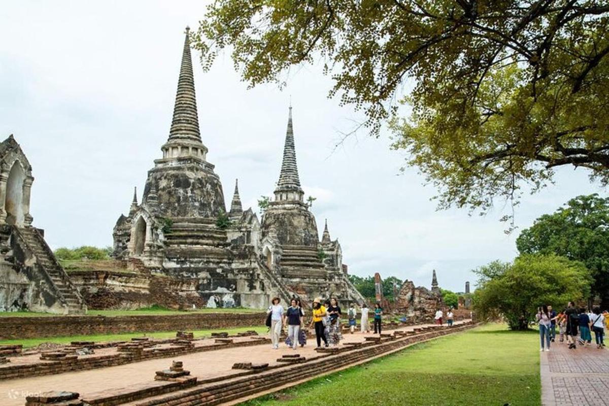 um grupo de pessoas caminhando ao redor de um templo