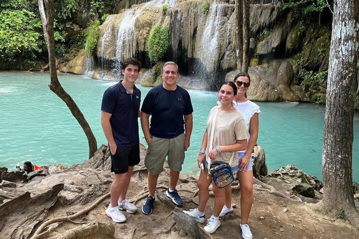 un gruppo di persone in piedi davanti a una cascata