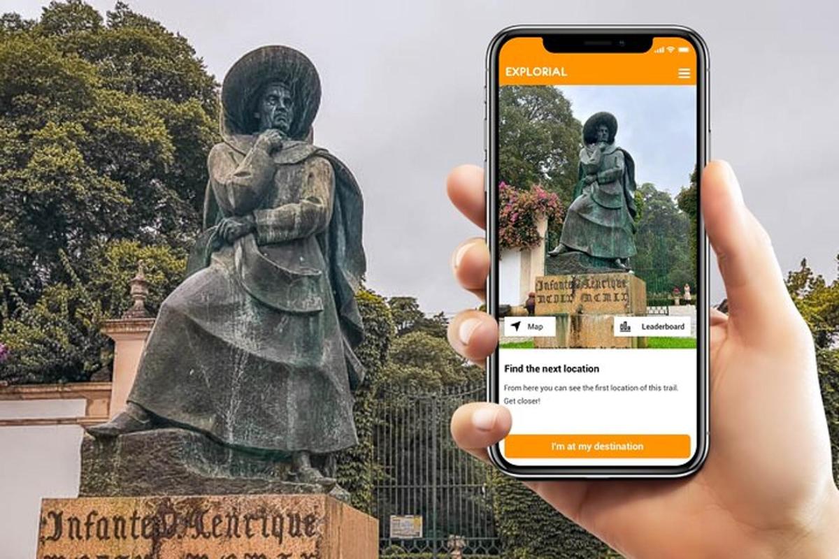 una persona che tiene in mano un telefono cellulare davanti a una statua