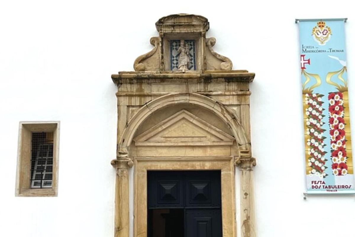 Un edificio con una puerta con un reloj encima.