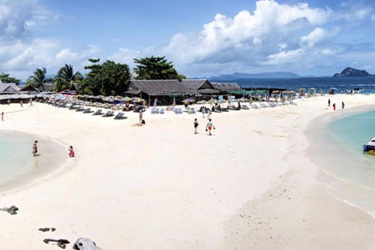 ein Strand mit vielen Menschen