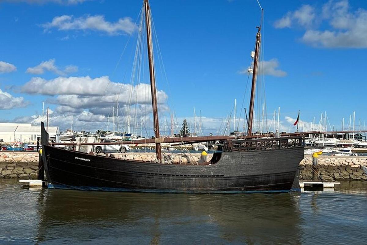 Un gran barco negro en el agua