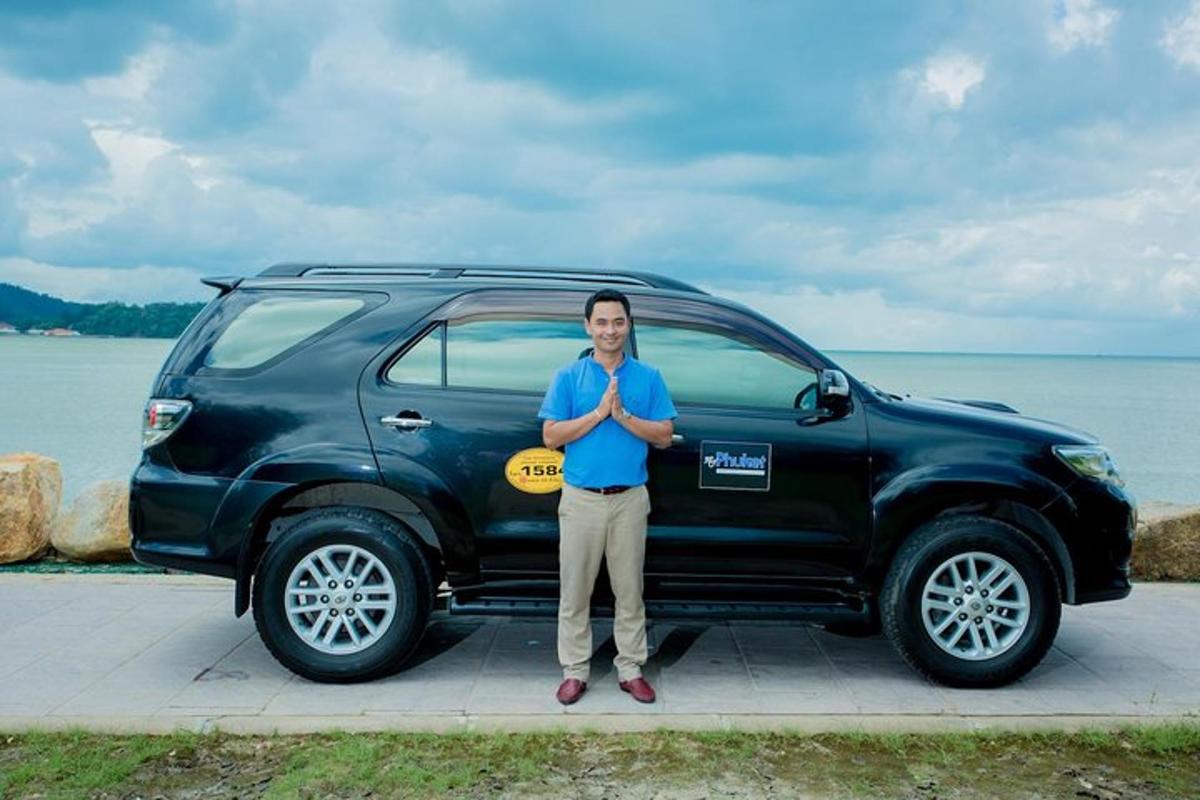 чоловік стоїть перед чорним автомобілем