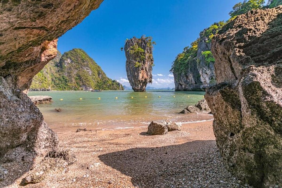 Una vista de una playa con una formación rocosa en el agua.