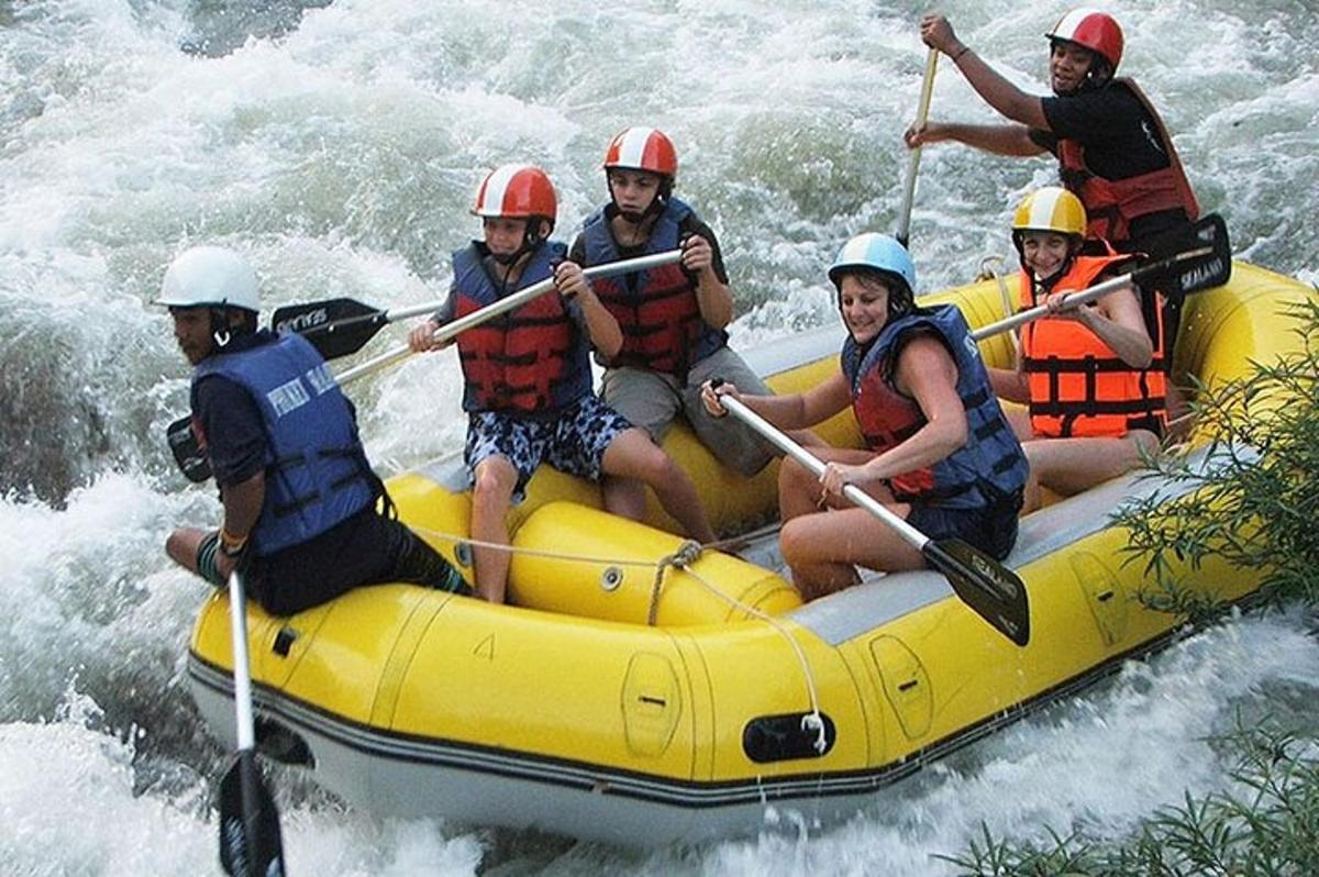un grup de persones en una bassa en un riu