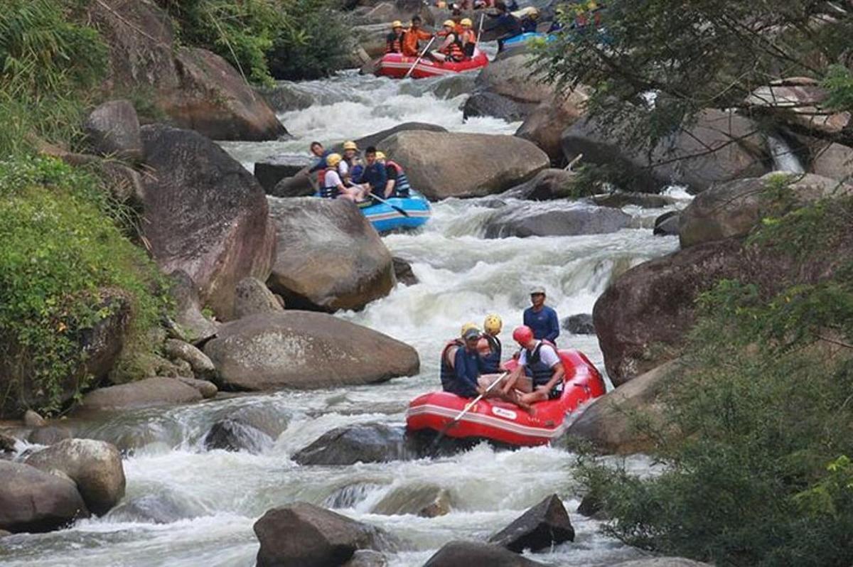 un gruppo di persone su zattere in un fiume