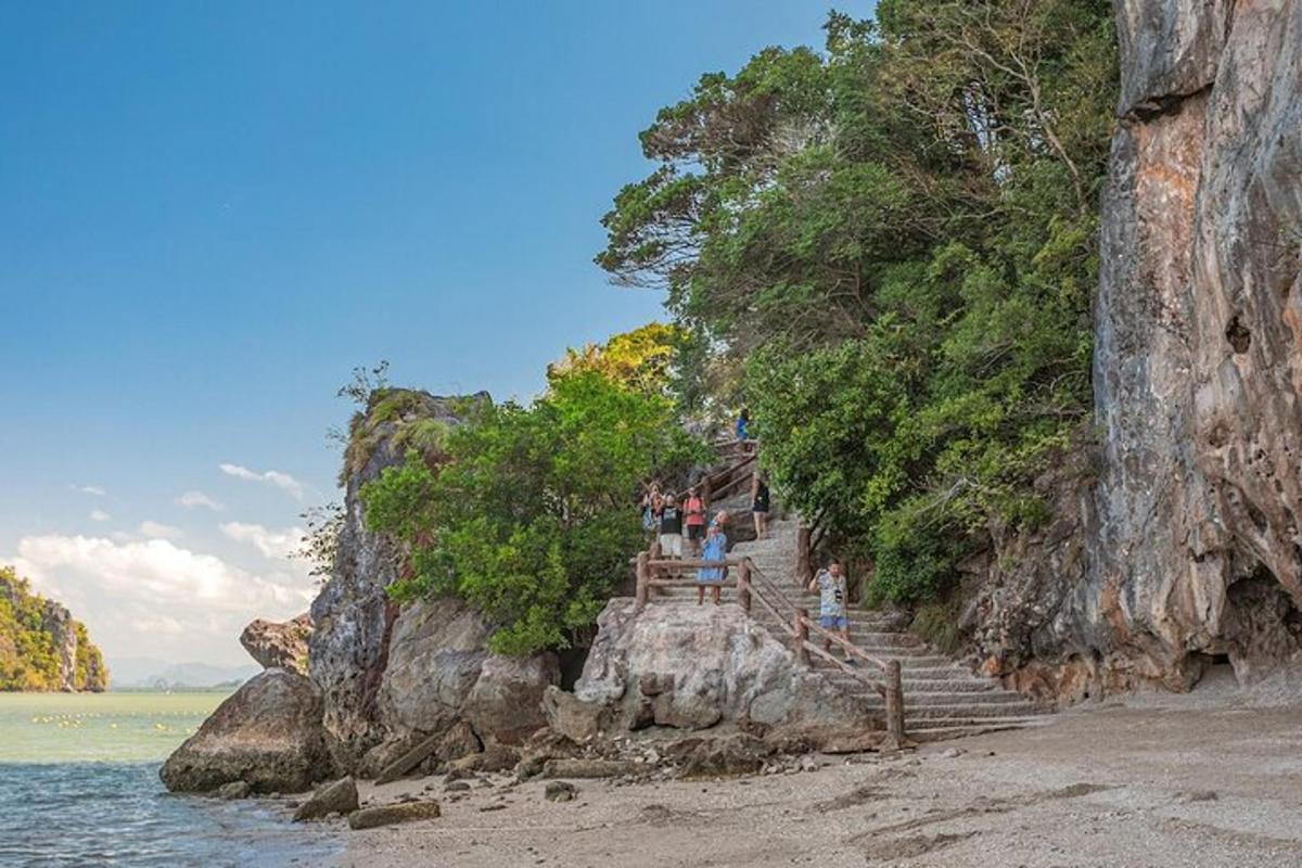 Un grupo de personas de pie en una escalera en una playa.