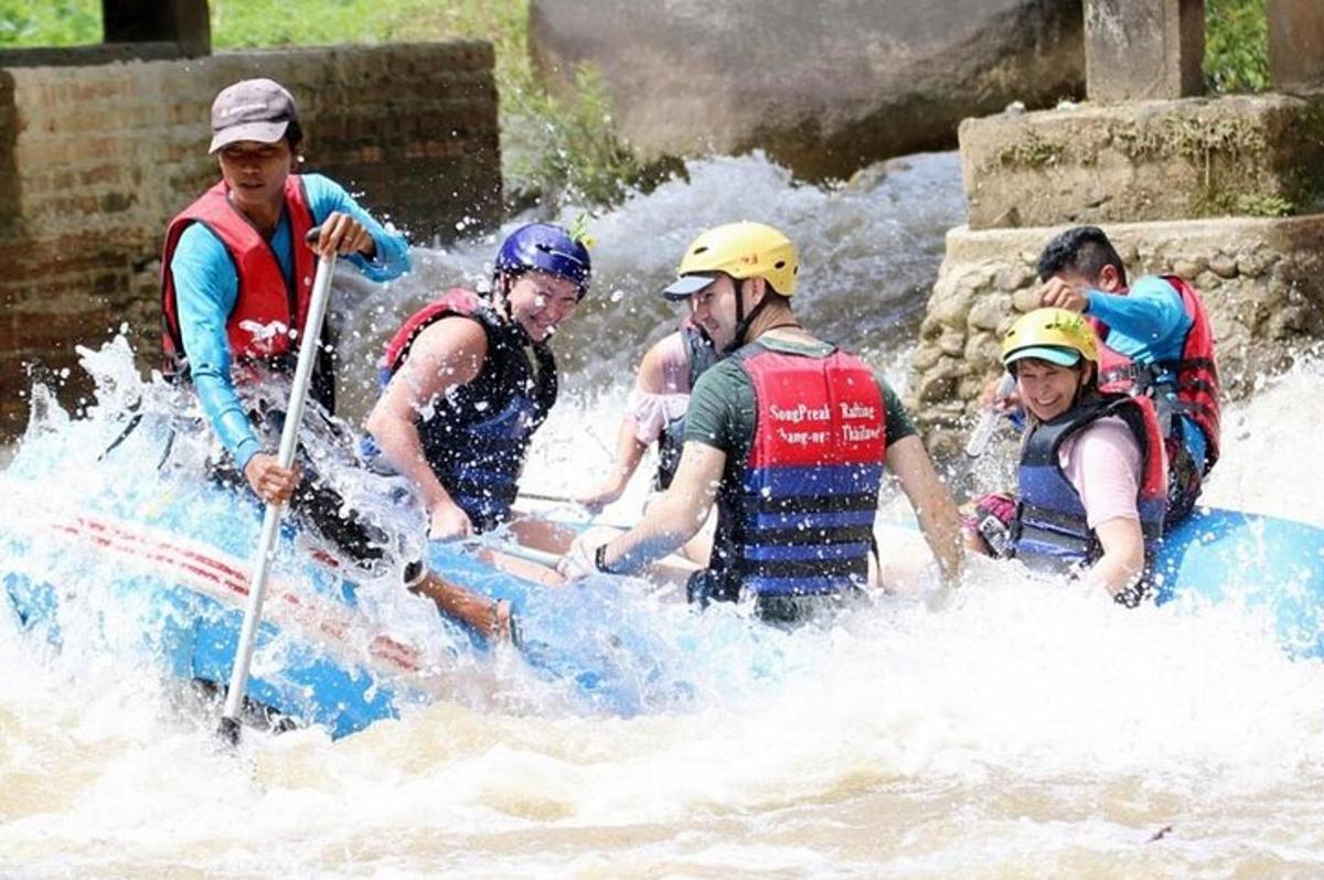 un gruppo di persone su una zattera in un fiume