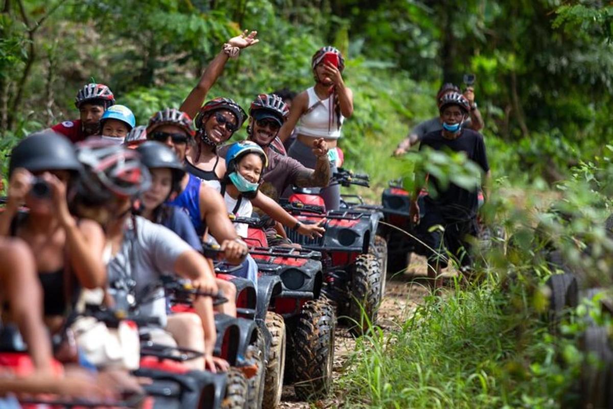 sekumpulan orang menunggang atv di denai