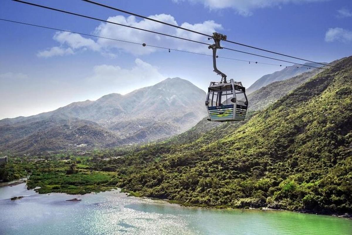 gondola, ki leti nad reko z gorami