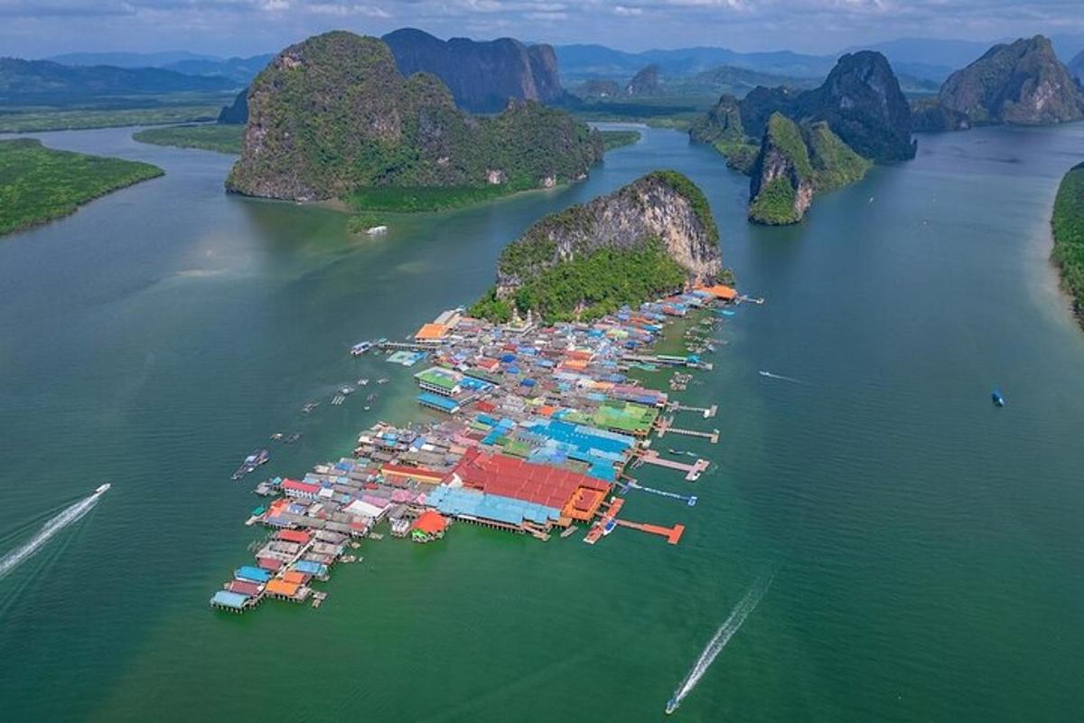 una vista aérea de un puerto con barcos de carga