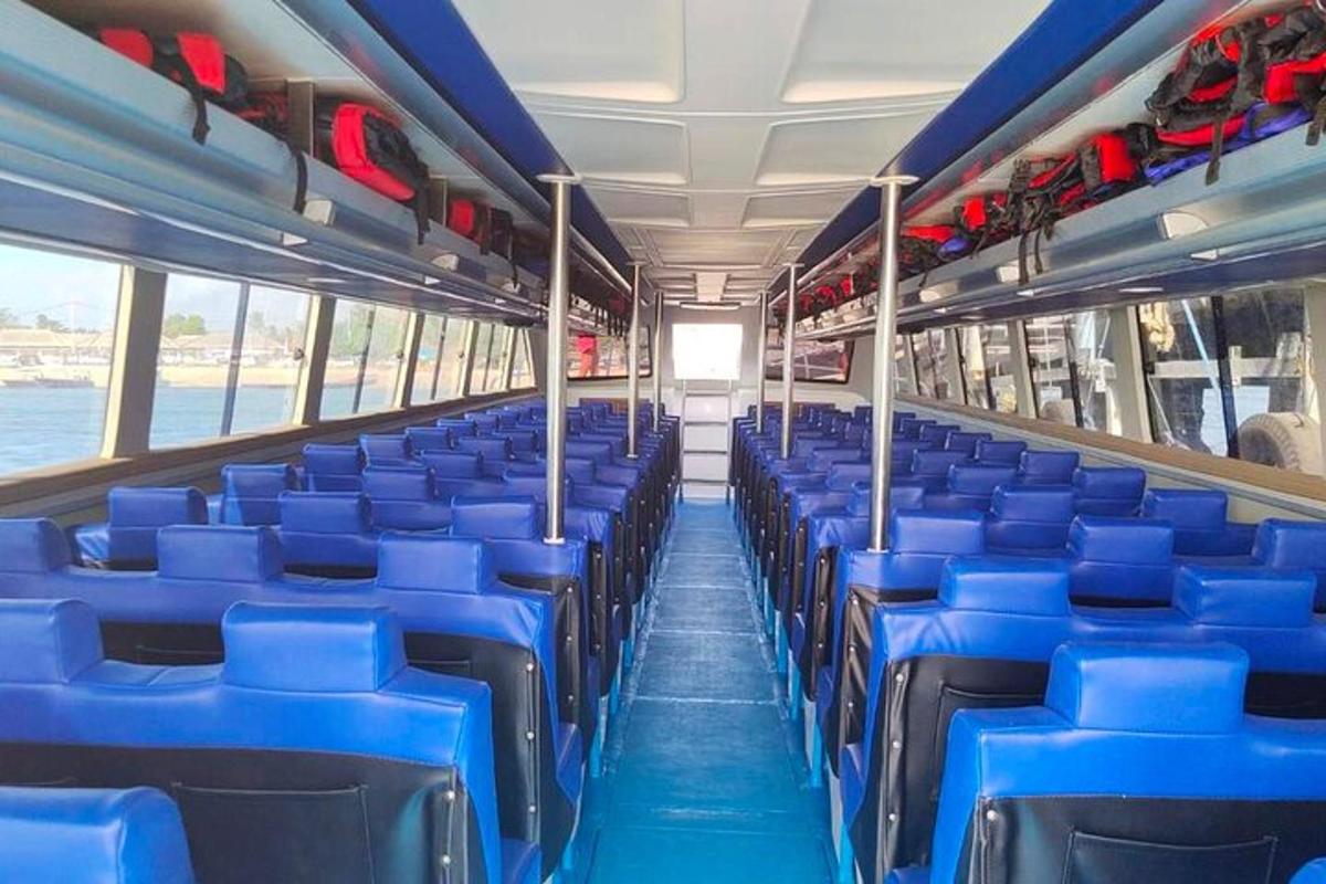 egy üres busz kék ülésekkel a buszon