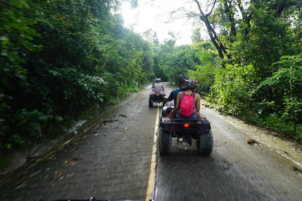 sekumpulan orang menunggang motosikal menyusuri jalan