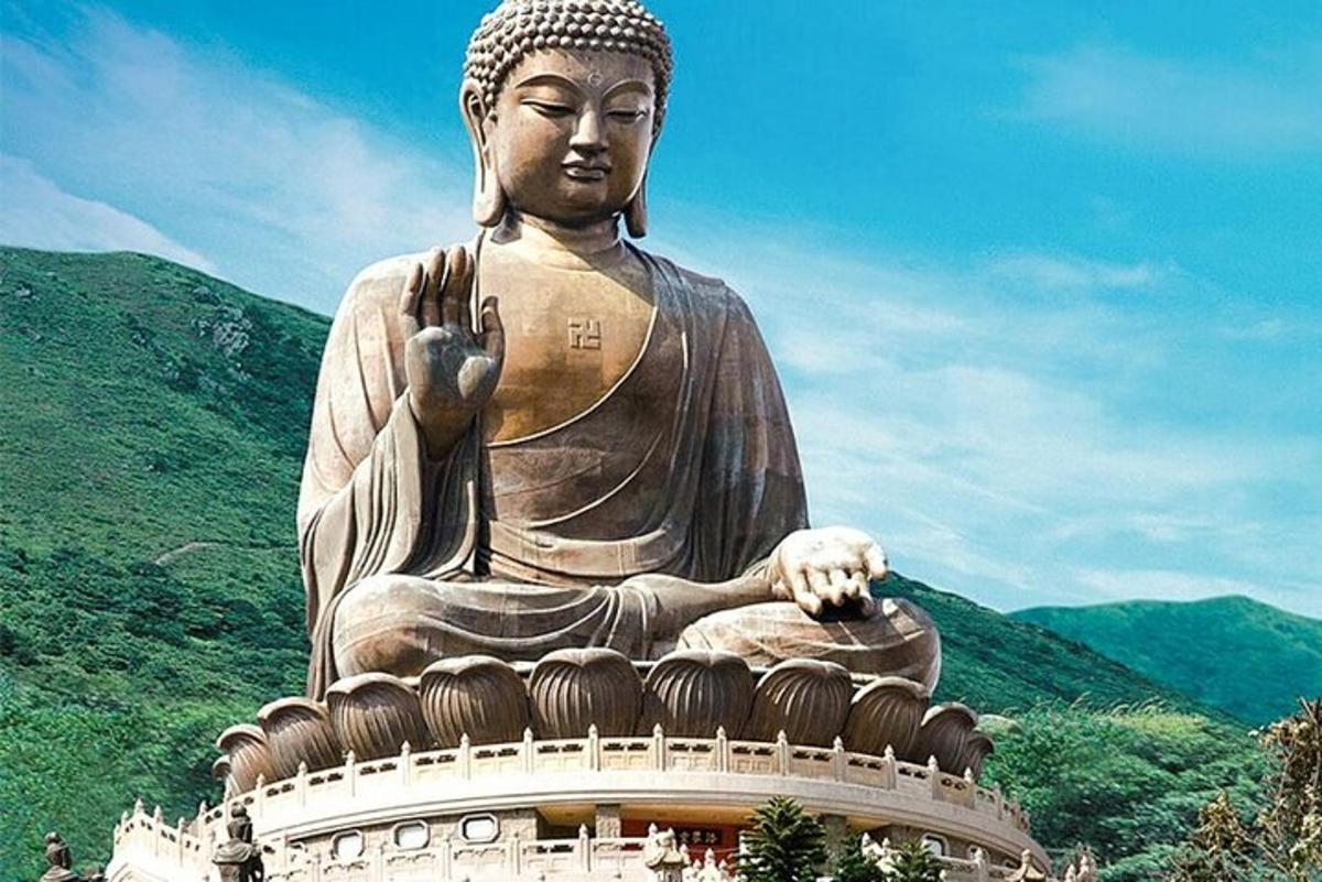 một bức tượng lớn ngồi trên đỉnh một tòa nhà