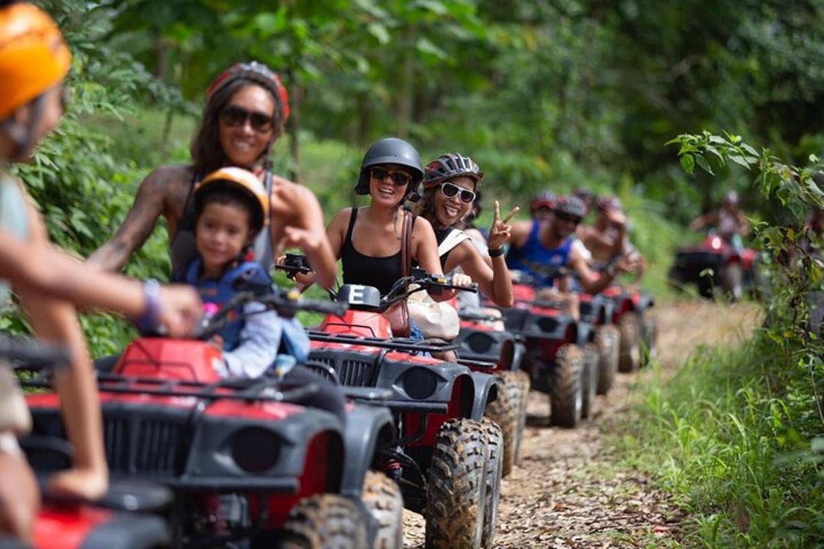 sekumpulan orang menunggang atv menuruni denai