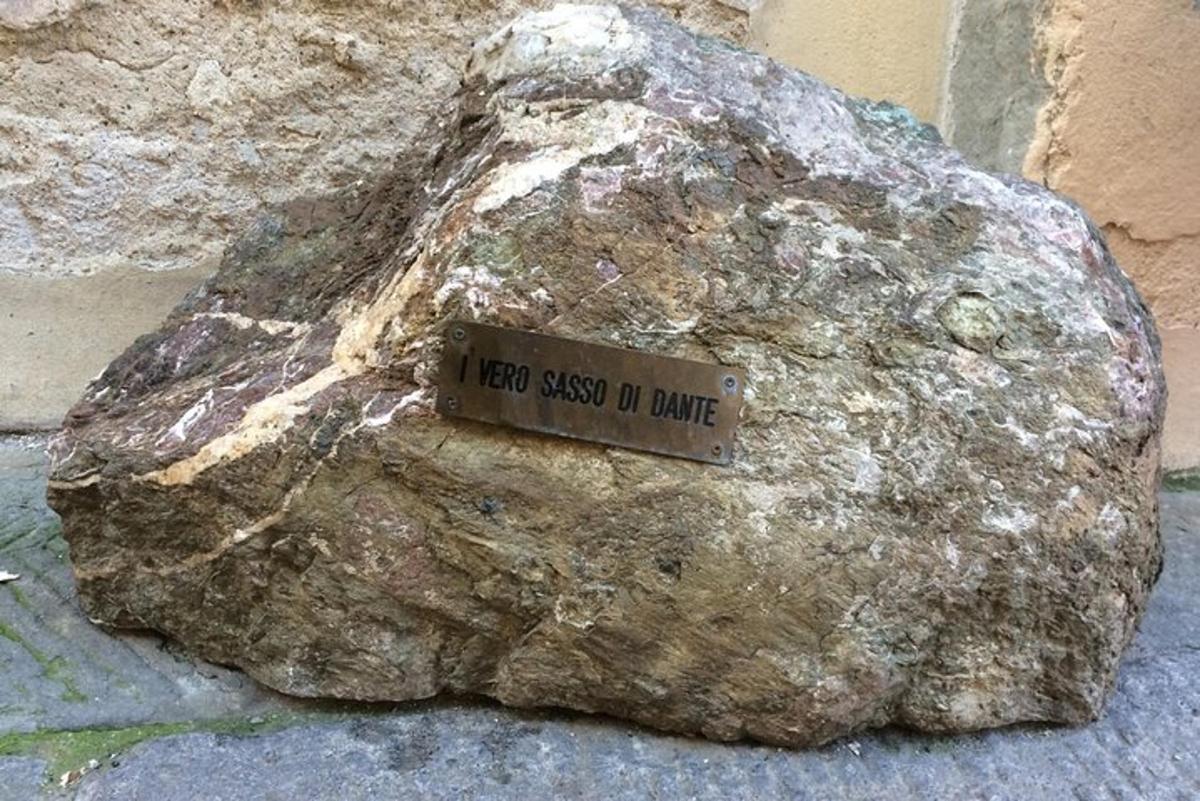 een rots met daarop een bord