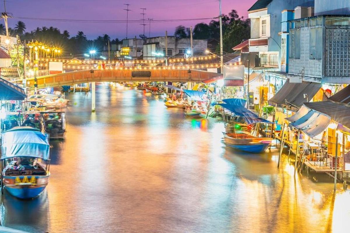 sekumpulan bot berlabuh di sungai pada waktu malam