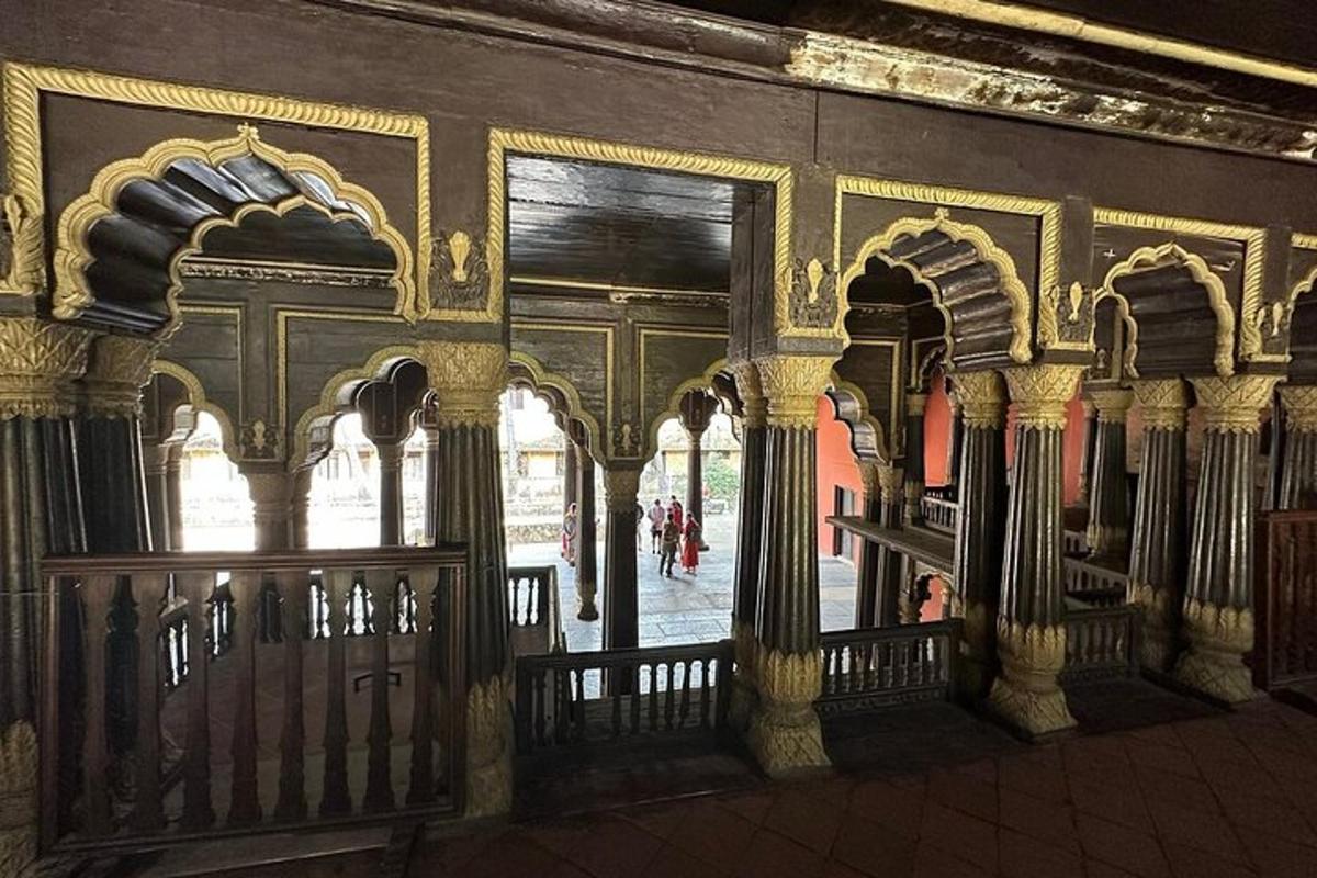 un edificio decorato con colonne e un balcone