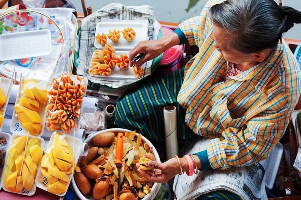 seorang wanita duduk di meja dengan dulang makanan