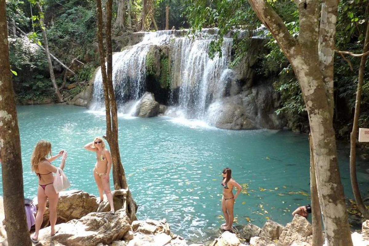 un gruppo di donne in costume da bagno in piedi davanti a una cascata
