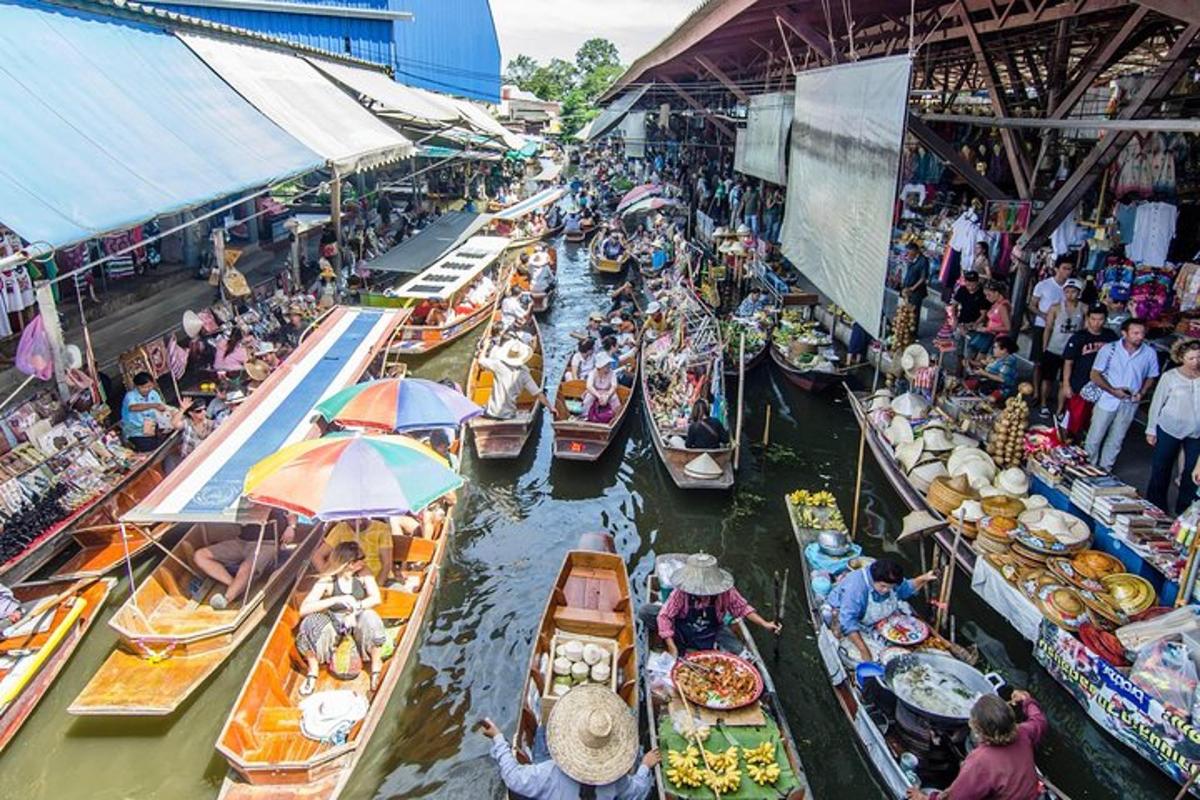 un grup de vaixells a l'aigua en un mercat