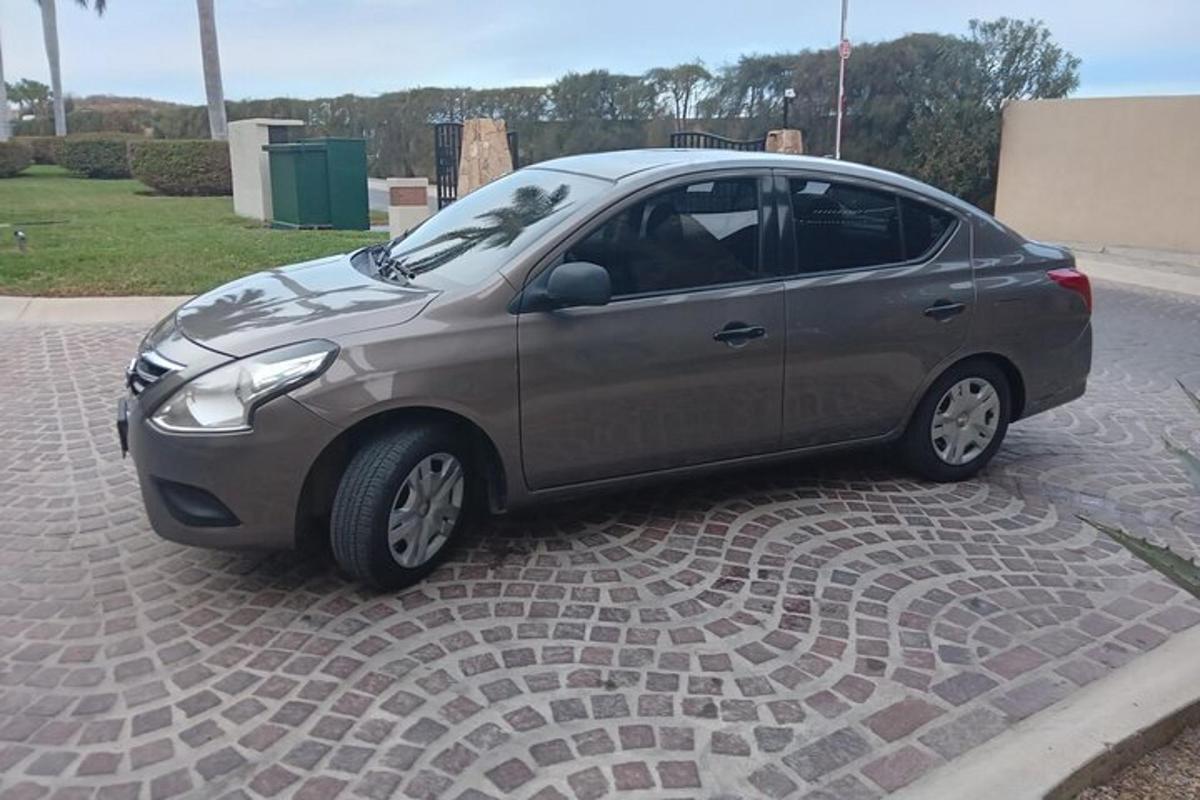 malé stříbrné auto zaparkované na cihlové ulici