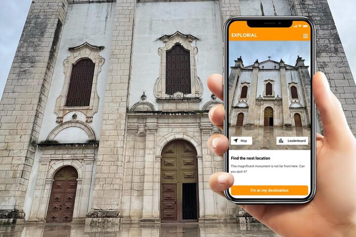 una persona che tiene in mano un telefono cellulare davanti a una chiesa