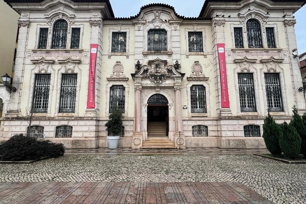 un grande edificio con una porta di fronte