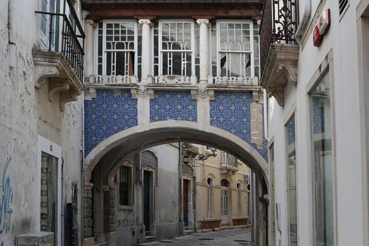 un vicolo con un arco in un edificio