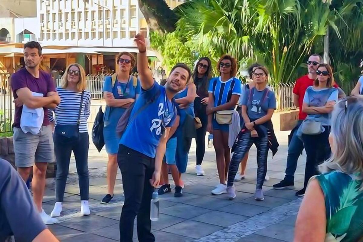 un grup de persones dempeus davant d'una multitud